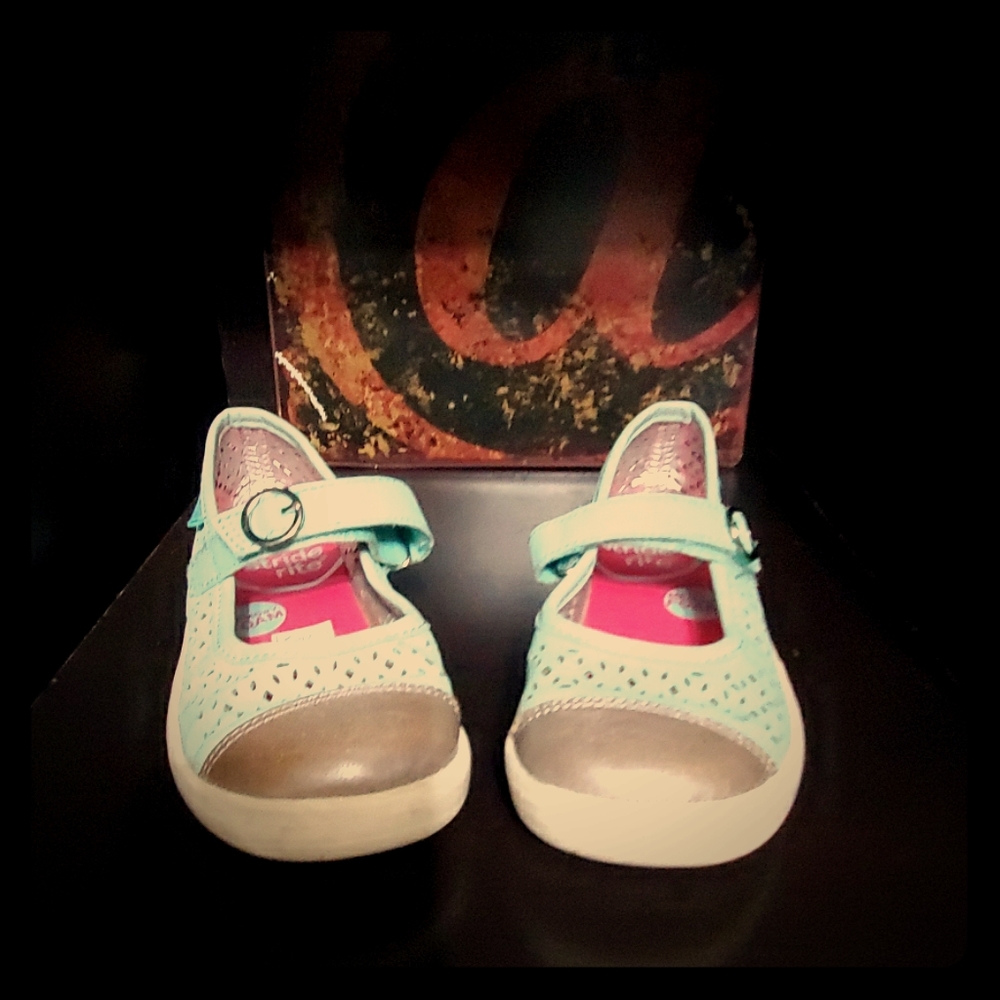 Girl's shoes